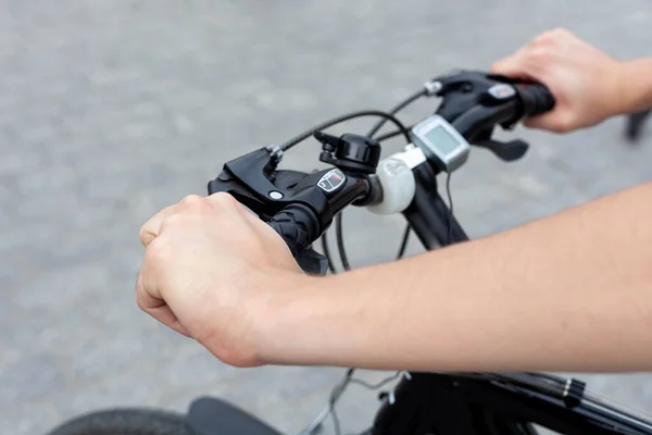 Joven Hombre Activo Una Bicicleta Apoyando Sus Manos Los Manillares — Foto de Stock