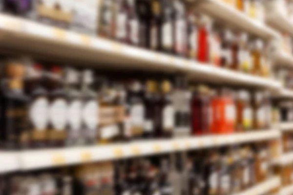 Wazige Achtergrond Textuur Verschillende Soorten Alcohol Schappen Winkel Veel Gearomatiseerde — Stockfoto