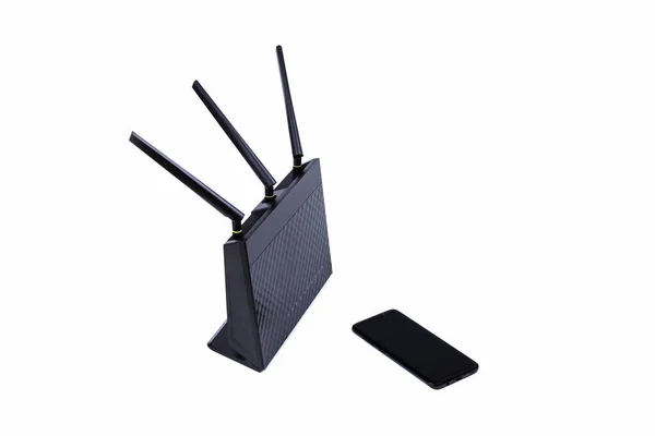黒の無線Lanルーターケーブルモデムと白に隔離された現代の名前のスマートフォン インターネット接続と一般的な単純なネットワークトポロジの概念 — ストック写真
