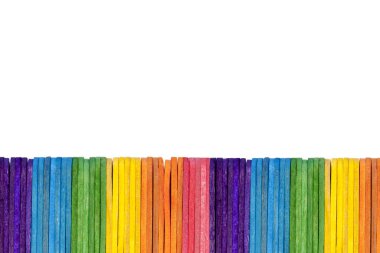 Soyut bir arkaplan, dondurma ve buzlu çubuklardan yapılmış basit bir çit, bir desen içinde, beyaz üzerine izole edilmiş tek bir sıra. Çevre dostu malzeme dokusu, okul eğitimi kavramı