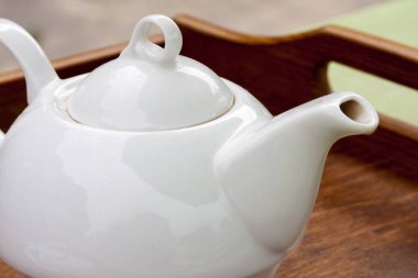 Organik ahşap tepside sade, sade, sade bir İngiliz çaydanlığı, yakın çekim / makro. Çay servisi geleneksel bir şekilde, çay içme konsepti..