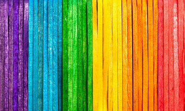 Basit renkli doğal gökkuşağı ahşap çubuklardan yapılmış, eko arkaplan desenli kalaslar çit çitleri çok renkli çocuklar komik, materyal duvar desenli fotograf arkaplan canlı tasarım duvar kağıdı.