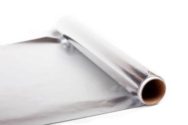 Basit bir rulo parlak gümüş metal alüminyum folyo folyo, folyo sarılmış, teneke folyo sarılı beyaz, yüzey görünüyor, yakın çekim. Temel mutfak ekipmanları stüdyo çekim konsepti