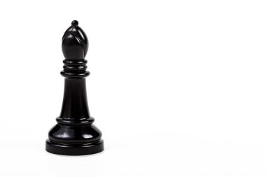Sadece tek bir parlak siyah satranç taşı figürü, beyaz arkaplanda izole edilmiş, nesne kesilmiş, büyük oyun parçası satranç takımı ögesi, basitlik, yakınlaşma, sağ tarafta kopyalama alanı