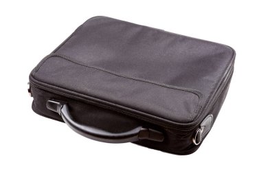 Beyazda izole edilmiş basit siyah laptop çantası. Masanın üstünde duran cep bilgisayarı kabı. Askısız sapı olan zarif bir bilgisayar çantası. İş dünyası kişisel dizüstü bilgisayarı için koruma çantası