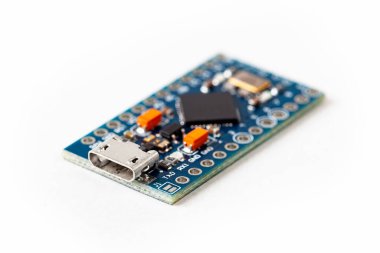 Basit, küçük, küçük, mavi, makro, süper yakın çekim, mikro usb bağlantı girişi beyaz, mikro denetleyici güvenlik konseptine izole edilmiş insan arayüzü programlama aygıtı girdi