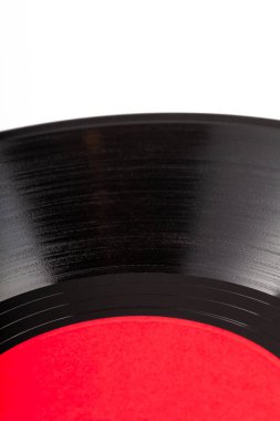 Boş kırmızı etiketli eski vinil kayıt, basit dikey poster soyut arkaplan davet tasarımı, kapalı kompozisyon, kopyalama alanı. Klasik DJ müzikali, eski moda sahne arkası dokusu, yapı kapatma