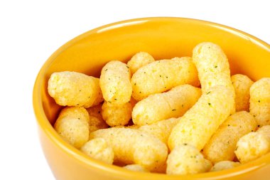 Basit bir portakal kasesi lezzetli atıştırmalıklar, çıtır çıtır soğan aromalı cipsler küçük bir kasede makro yakın plan, detaylar beyaz arka plan lezzetli sağlıklı çıtır aperatifler soyut konsept yığını