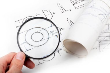 Bilimsel belgeleri inceleyen, fizik belgelerini inceleyen, büyüteç kullanan, elinde hoparlör tutan beyaz arka planda inşaat, elektronik, planlama konsepti olan bir adam.