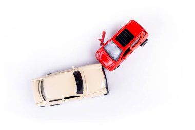 İki mini oyuncak araba kazası, kaza, trafik kazası, önden çarpışma üst görünüm, araç sigortası soyut konsept, hasarlı arabalar, kırık ön lamba bir açık, yakın plan, kimse yok.