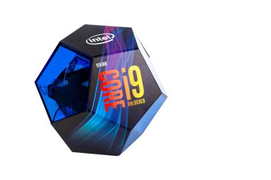Intel Core i9 9900K CPU, modern 5ghz Kahve Gölü işlemcisi. Orijinal mavi kutu ürünü, beyaz oyun verimliliği modern bilgisayar bileşenlerine izole edilmiş.
