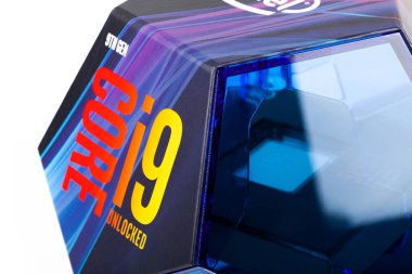 Intel Core i99900k işlemci, modern 5ghz Kahve Gölü işlemcisi orijinal mavi kutu kenarı görünümü, makro, yakın çekim. Beyazlar üzerinde izole edilmiş ürün çekimi görünür bir şekilde ölür.