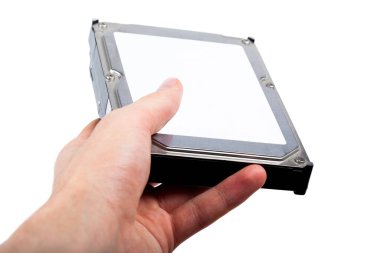 El ele tutuşup, 3.5 inçlik gümüş bir HDD bellek dağıtmak boş beyaz bir çıkartma, etiket şablonu, kopyalama alanı. Sabit disk, veri paylaşımı, soyut bilgi aktarımı