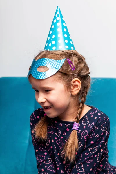 Jeune Petite Fille Joyeuse Joyeuse Dans Masque Bleu Chapeau Fête — Photo