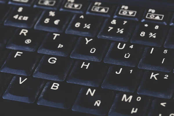 Старый Черный Грязный Сильно Используемый Ноутбук Слегка Пыльная Клавиатура Специальными — стоковое фото