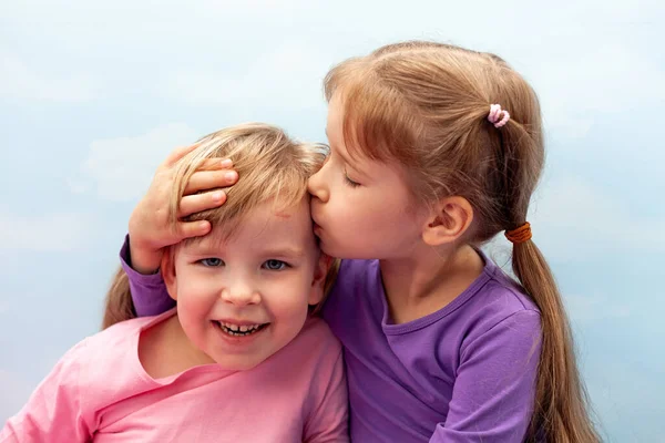 Zwei Kleine Mädchen Vorschulkinder Kleine Geschwister Lachend Kinder Küssen Sich — Stockfoto