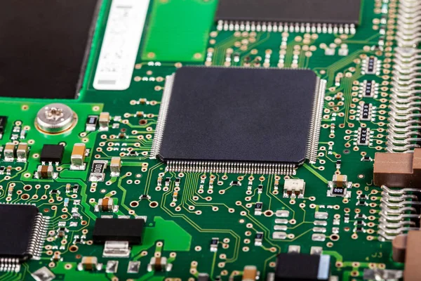 Komplexní Elektronika Deska Zelených Obvodů Mikrokontrolérem Mikroprocesorový Řídící Čip Uprostřed — Stock fotografie