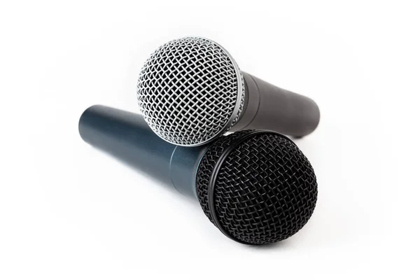 Dwa Mikrofony Leżące Sobie Para Śpiewających Mikrofonów Razem Obiekty Odizolowane — Zdjęcie stockowe