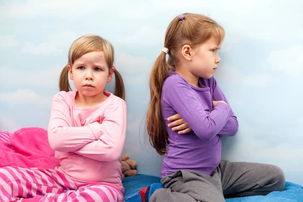 Two Young Little Girls Sisters Offended Each Other Siblings Conflict — Stock Photo, Image