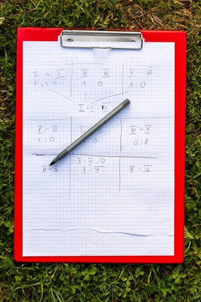 Tablica Wyników Gry Zespołowej Długopis Uchwyt Leżący Trawie Zewnątrz Numerowane — Zdjęcie stockowe