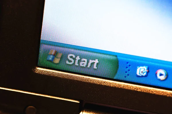 Windows Start Menu Bar Windows Logo Old Low Resolution Lcd — Stock Photo, Image