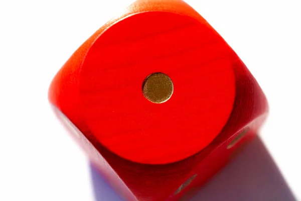 Eenvoudige Rode Spel Dobbelstenen Tonen Een Nummer Een Grote Houten — Stockfoto