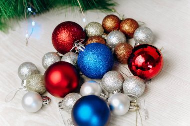 Noel ve yeni yıl oyuncakları. Tatil için hazırlanıyorum. Çok renkli, parlak Noel ağacı oyuncakları