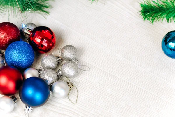 Vánoční Novoroční Stromové Hračky Příprava Pozadí Svátků Mnohobarevné Lesklé Vánoční — Stock fotografie
