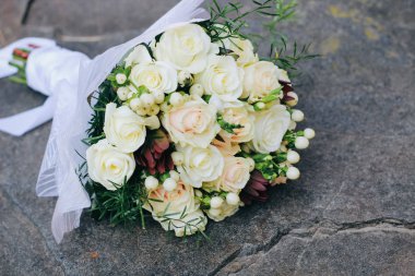 Beyaz gül buketi, beyaz böğürtlen ve protea