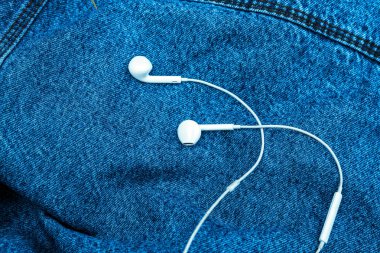 Kot arka planda beyaz kulaklıklar var. Yukarıdan görüntüle