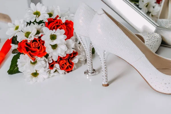 Decoración Boda Detalles Mañana Novia Zapatos Blancos Pedrería Anillos Boda —  Fotos de Stock