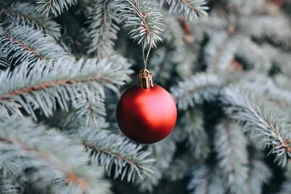 Weihnachtsspielzeug Auf Den Zweigen Eines Neujahrsbaumes Weihnachtsbaum Mit Festlichem Ball — Stockfoto