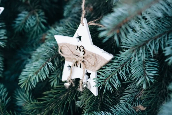 Brinquedo Natal Nos Ramos Uma Árvore Ano Novo Árvore Natal — Fotografia de Stock