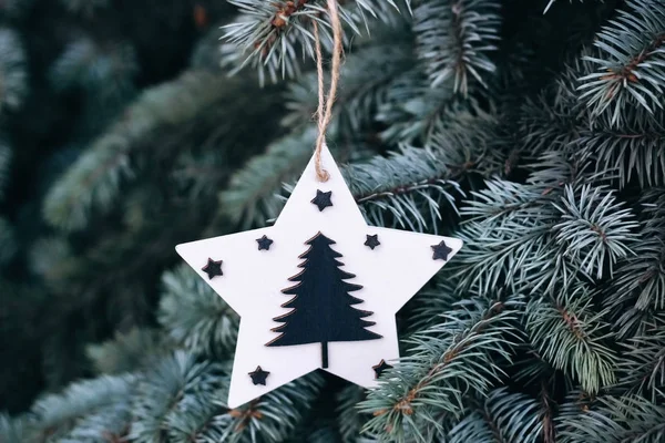 Yılbaşı Ağacının Dallarında Bir Noel Oyuncağı Noel Ağacı Ahşap Yapımı — Stok fotoğraf