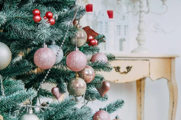 Kerst Nieuwjaarsspeelgoed Voorbereiding Van Feestdagen Veelkleurige Glanzende Kerstboom Speelgoed — Stockfoto