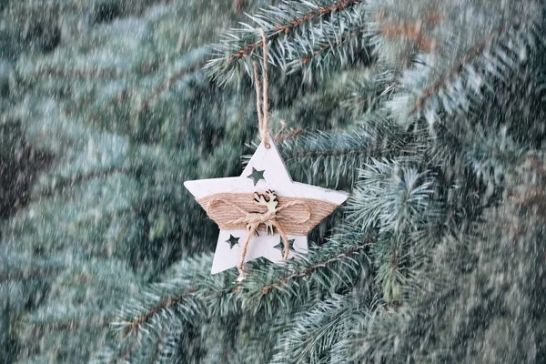 가지에 크리스마스 장난감 나무로 장난감으로 장식된 크리스마스 — 스톡 사진