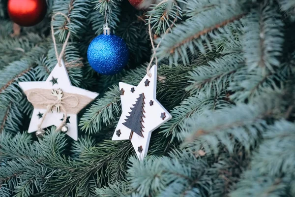 Yılbaşı Ağacının Dallarında Bir Noel Oyuncağı Noel Ağacı Süslü Bir — Stok fotoğraf