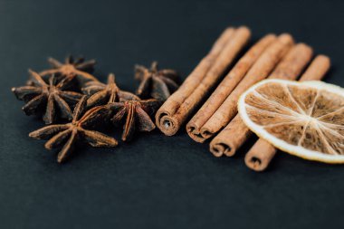Geleneksel Noel baharatları - Tarçınlı yıldız anason ve koyu arkaplanda kuru kireç.