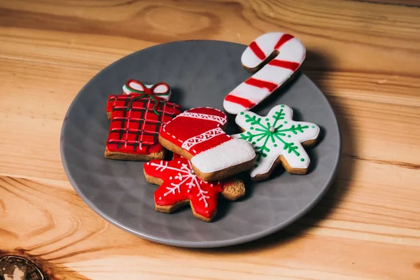 Pierniki Świąteczne Pomalowane Lukrem Cukrowym Świąteczne Ciasteczka Ciasteczka Ciasteczka Kształcie — Zdjęcie stockowe