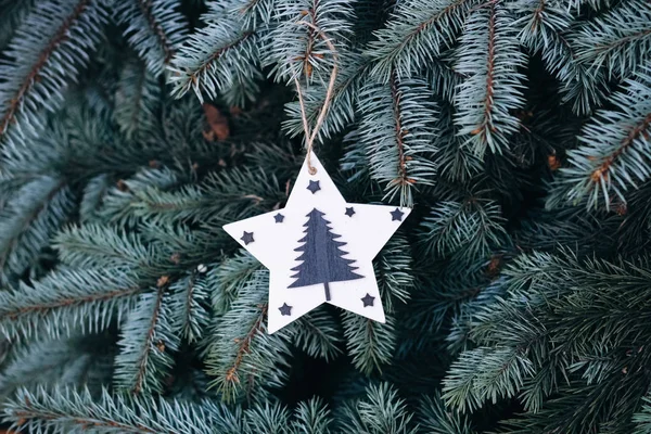 Weihnachtsspielzeug Auf Den Zweigen Eines Neujahrsbaumes Weihnachtsbaum Mit Handgemachtem Holzspielzeug — Stockfoto