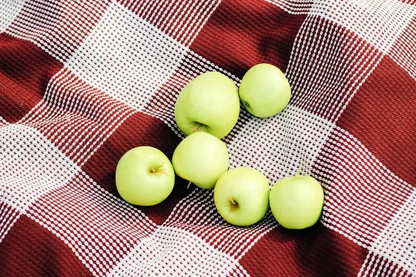 Gröna Äpplen Ligger Rutig Kontroll — Stockfoto