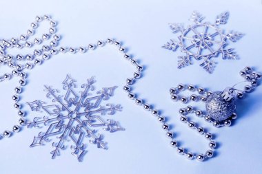 Noel süsleri, Noel baloları ve parlak kar taneleri. Yeni Yıl