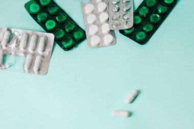 Farklı ilaçlar ve su toplayan haplar. Metin için boşluk