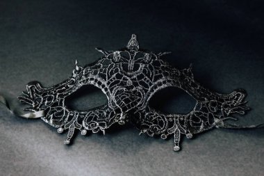 Siyah bir arka planda kadın karnaval dantel maskesi