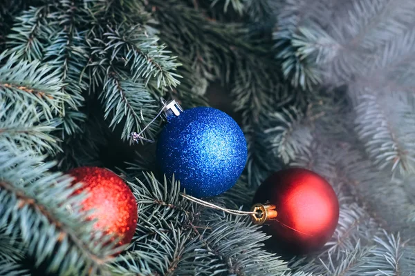 Świąteczna Zabawka Gałęziach Noworocznej Choinki Choinka Ozdobiona Świątecznym Balem — Zdjęcie stockowe