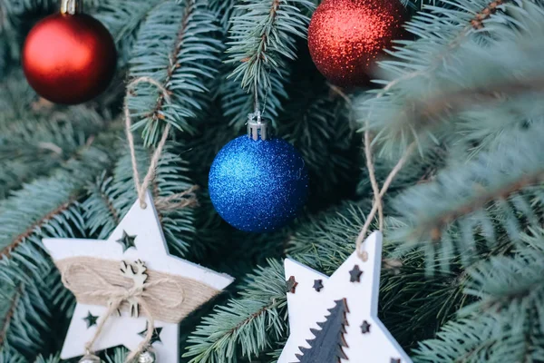 가지에 크리스마스 장난감 성냥개비와 나무로 장난감으로 장식된 크리스마스 — 스톡 사진