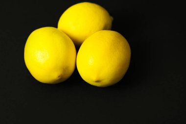 Siyah arka planda üç limon