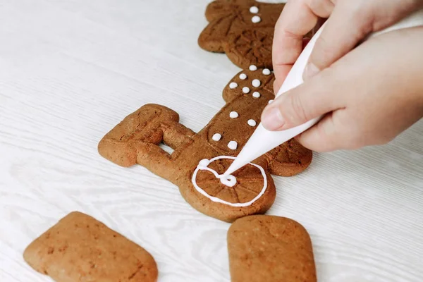 Weihnachten Lebkuchen Mit Puderzucker Bemalt Konditorin Malt Plätzchen — Stockfoto