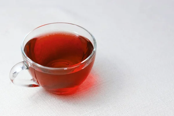 Xícara Chá Vermelho Com Hibisco Mesa Uma Toalha Mesa Branca — Fotografia de Stock