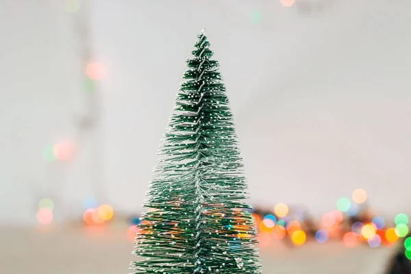 Arbre Noël Artificiel Sur Fond Bokeh Flou Guirlandes — Photo